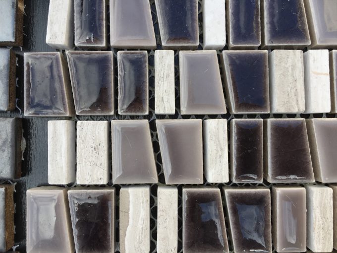 Mosaico grigio multiformato